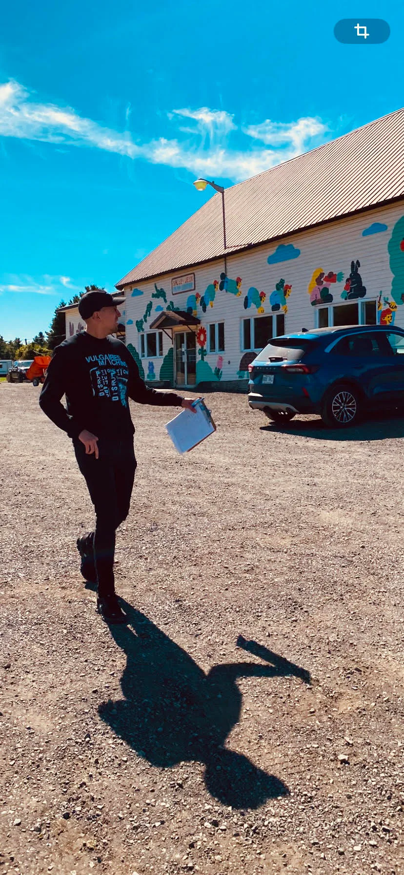 Inspection sur le terrain avec notes et relevés devant un bâtiment